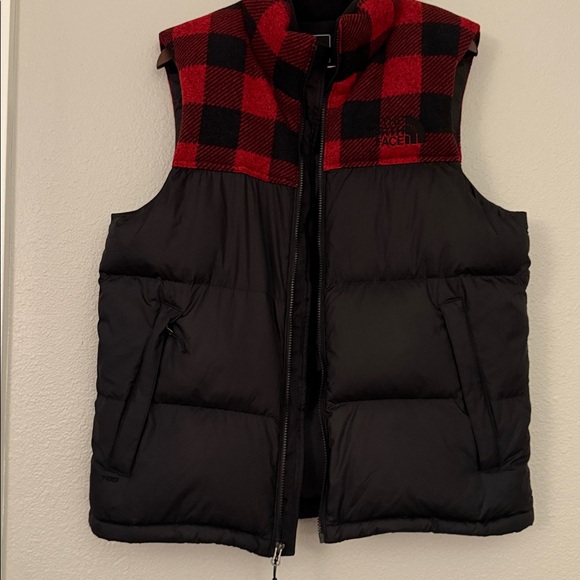 The North face Men’s Nuptse 700 Down Fill Red Buffalo Plaid Puffer Vest Large - Picture 6 of 15